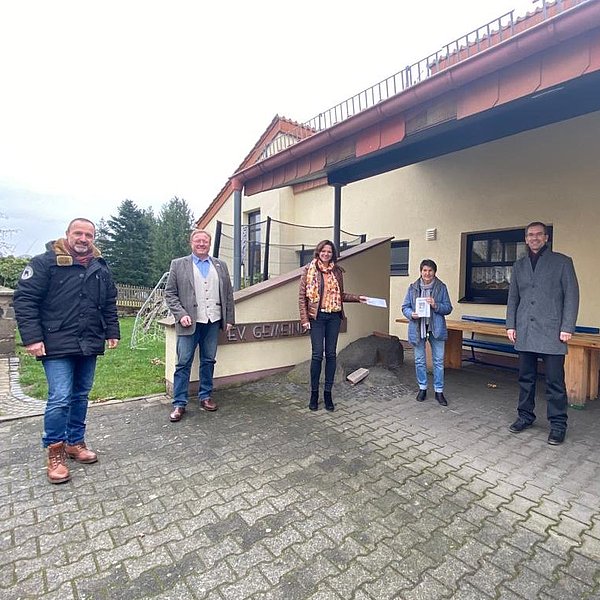 von links: Erster Stadtrat Oliver Blum, Stadtverordnetenvorsteher Guido Rötzler, Bürgermeisterin Sylvia Braun, Hiltrud Köbel (Kirchenvorstand Ev. Kirchengemeinde Issigheim), Dr. Burkhard von Dörnberg (Pfarrer Ev. Kirchengemeinde Issigheim)