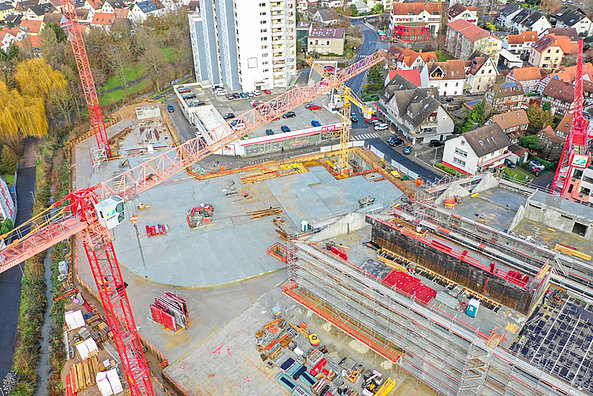 Luftbild Innenstadtbaustelle Übersicht mit Blick auf das Hochhaus am Inneren Ring. . Mehrere Baukräne sind zu sehen. Der Grundriss des neuen Rewe-Marktes ist erkennbar.