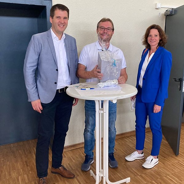 von links: FB-Leiter Jens Brede, Michael Leistner, Bürgermeisterin Sylvia Braun