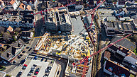 Luftbild mit Blick auf den Rohbau des Stadthauses und des Rewe-Marktes. und den