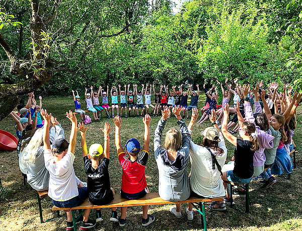 Sommerferienspiele, Kinder im Kreis