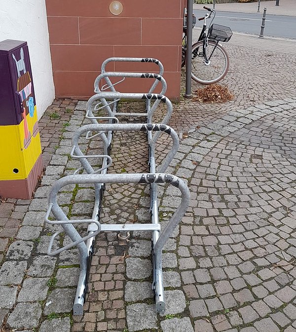 Fahrradabstellanlage vor Stadtbibliothek