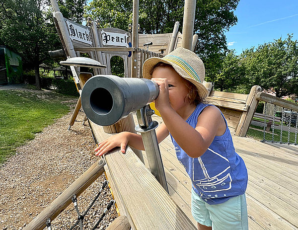 Kind auf Spielplatz