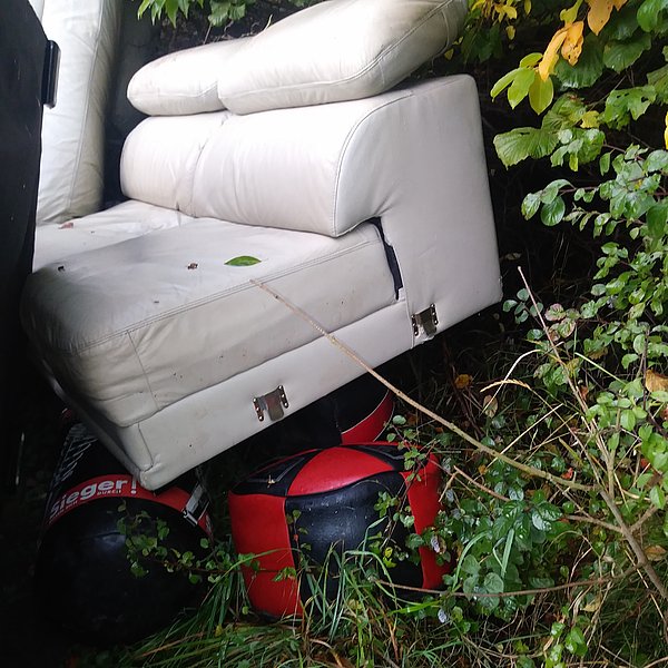 Illegal entsorgte Couch-Garnitur
