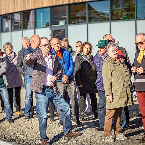 Björn Schutt von der Projektleitung informiert die Teilnehmenden