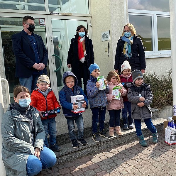 von links: Daniela Richert Kita Südwind, Sven Schalotek P.V. Betonfertigteilwerke, Bürgermeisterin Sylvia Braun, Desirée Knabe Leitung Kita Südwind