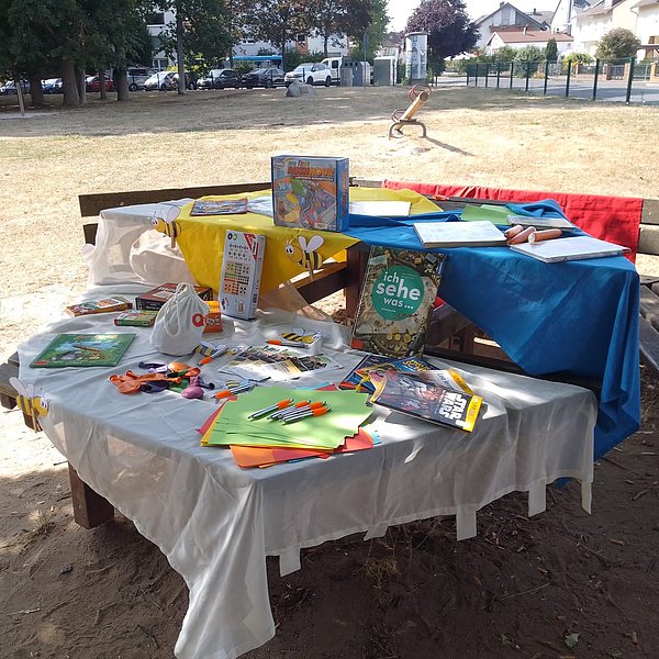 Ausgerüstet mit Büchern und Spielen präsentierte sich die Bücherei im vergangenen Sommer einige Male auf dem Fritz-Hofmann-Spielplatz