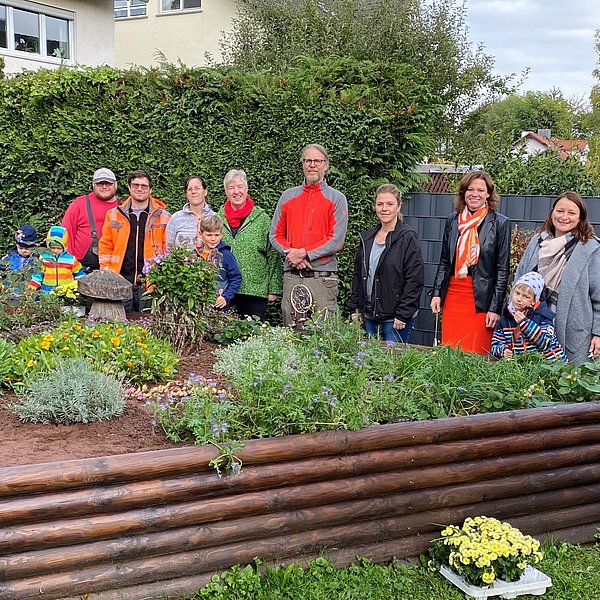 Von links nach rechts: Daniel Werner, Dennis Frost, Gabriele Schmidt (Gärtnerin), Sandra Breuer (Kita-Leiterin), Sebastian Hugo (Schreiner), Vanessa Alt (Elternbeirat), Sylvia Braun (Bürgermeisterin) und Kathy Thom (Stellv. Kita-Leiterin)