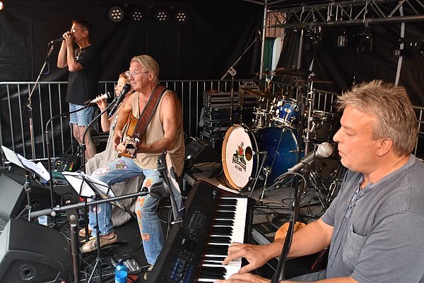 Band auf Bühne