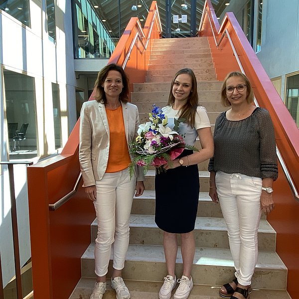 Von links nach rechts: Bürgermeisterin Sylvia Braun, Julia Schwientek, Fachbereichsleiterin Personal Anke Spachovsky