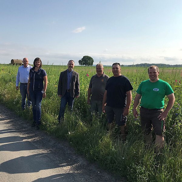 Die Stadtverwaltung vertreten durch den Ersten Stadtrat Oliver Blum (3. von links) und Frau Rebekka Lederer freuten sich gemeinsam mit den Ortslandwirten Herrn Hubert Büttner, Herrn Hans-Walter Schäfer, Herrn Jürgen Schmidt und Herrn Andreas Spors übe