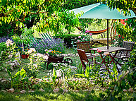 Offener Garten mit Sitzecke