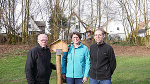 Alt-Bürgermeister Günter Maibach, Rebekka Lederer und Karl-Franz Kullmann von der Stadtverwaltung stehen vor dem Apfelbaum.