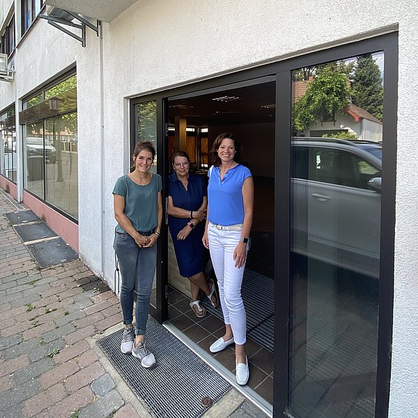 von links: Manuela Odenwäller vom Stadtmarketing, Sandra Corell Inhaberin der Rathausbuchhandlung, Bürgermeisterin Sylvia Braun