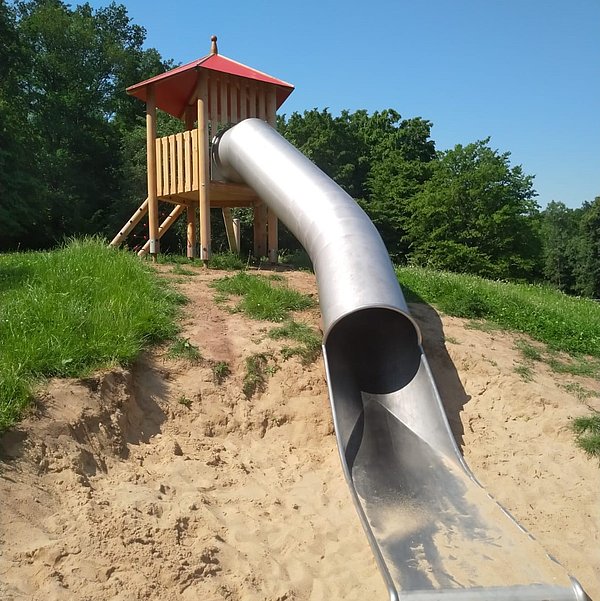 Spielturm mit Röhrenrutsche