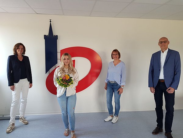 v.l.n.r. Bürgermeisterin Sylvia Braun, Alina Montes, Anke Spachovsky vom Personalservice und Stefan Waag stv. FB-Leitung Zentrale Dienste