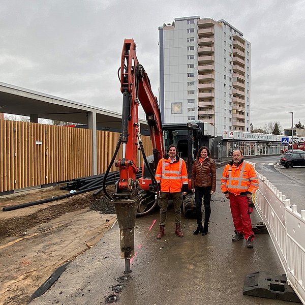 Bürgermeisterin Sylvia Braun und der verantwortliche Tiefbau-Ingenieur vom Bauamt der Stadt Frank Rollmann (links) informieren sich vor Ort auf der Baustelle