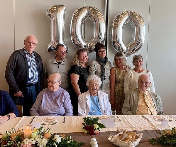 Frau Ritschel mit Familie (vorne Mitte) und den Mitarbeiterinnen und Mitarbeitern der Sozialen Dienste