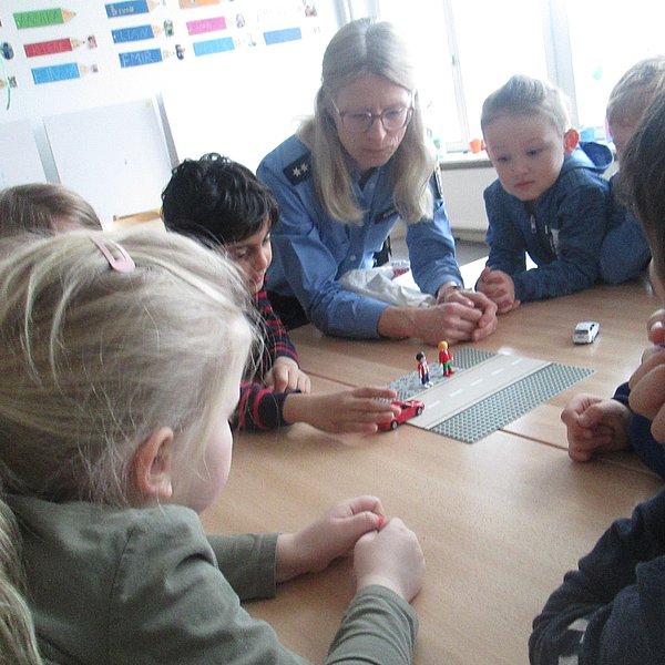 Polizeioberkommissarin Silke Rübmann mit Kindern der Kita Südwind