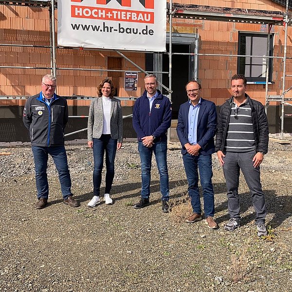 v.l.n.r.: Dachdecker Armin Hummel, Bürgermeisterin Sylvia Braun, Sebastian Pauly von der Feuerwehr Butterstadt, Architekt Büro CNK Ulrich Wagner, Dipl. Ing. Alexander Bauer von der Bauverwaltung Bruchköbel