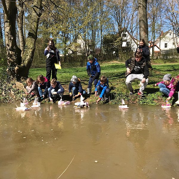 Im Rahmen des Osterferienprogramms veranstaltete das Jugendreferat auf dem Krebsbach eine Regatta mit selbstgebastelten Booten