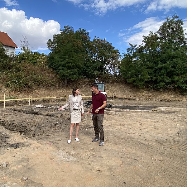 Bürgermeisterin Sylvia Braun mit Alexander Bauer vom Bauamt Bruchköbel