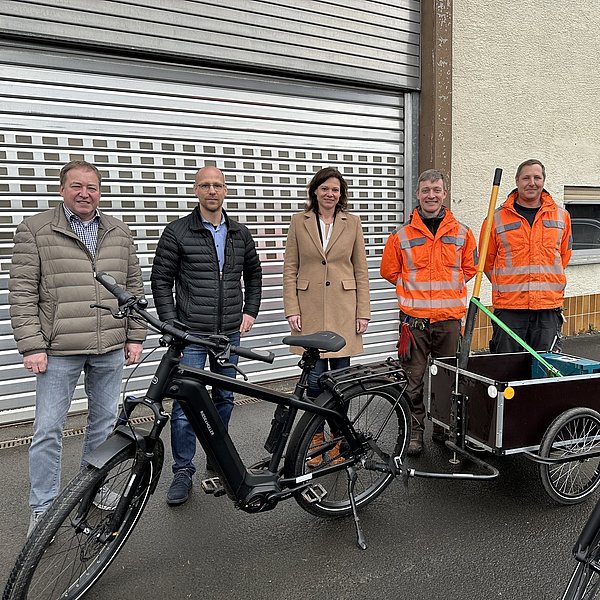 Bauhofleiter Manfred Waitz (von links), Stefan Langhof von der EAM und Bürgermeisterin Sylvia Braun lassen sich von den Bauhofmitarbeiter Jan Ricker sowie Christoph Eckhardt die geförderten E-Bikes zeigen