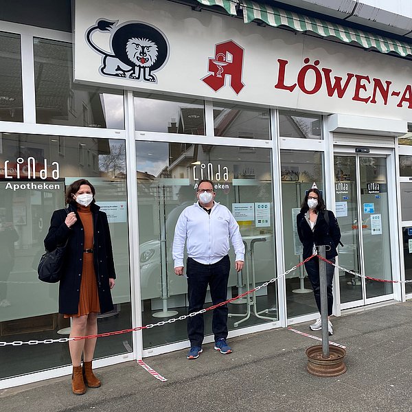 Foto von links: Bürgermeisterin Sylvia Braun, Jens Zeiger Apotheker, Andrea Weber Geschäftsführerin Stadtmarketing