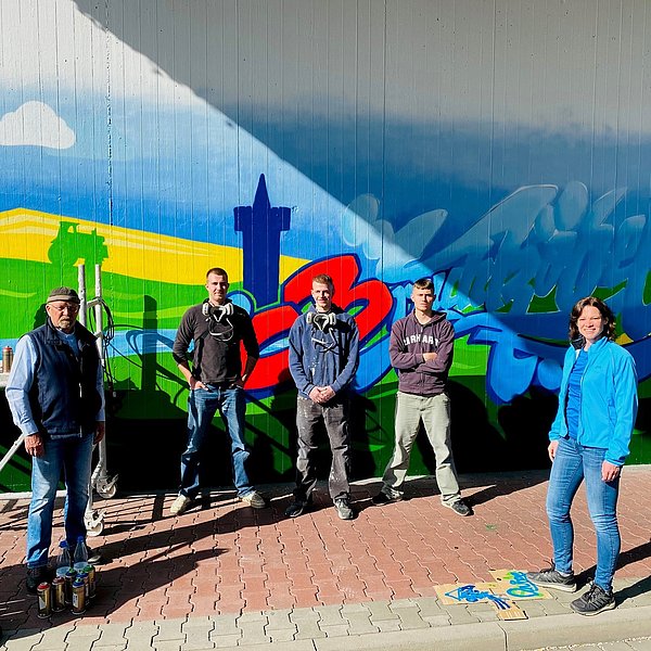 Bürgermeisterin Sylvia Braun mit den Graffiti-Künstlern