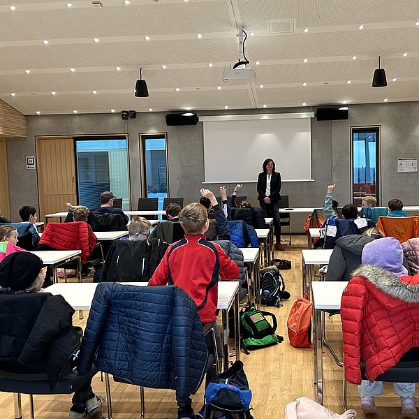 Im großen Stadtverordnetensaal des Bruchköbeler Stadthauses stellte sich Bürgermeisterin Sylvia Braun den Fragen der Drittklässler der Brückenschule