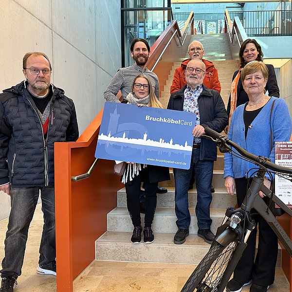 Bürgermeisterin Sylvia Braun (hinten rechts) mit den Gewinnern des Weihnachtsgewinnspiels sowie Christian Fischer vom Stadtmarketing (hinten links) und Händler Thomas Emer (links), der den Hauptgewinn bereitstellte