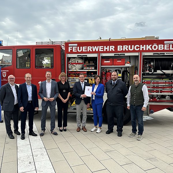 v.l.n.r.: MdL Dr. Thomas Schäfer, MdL Max Schad, MdL Christoph Degen, stv. Stadtverordnetenvorsteherin Katja Lauterbach, Staatssekretär Stefan Sauer, Bürgermeisterin Sylvia braun, Wehrführer Nino Balzer, Erster Stadtrat Oliver Blum