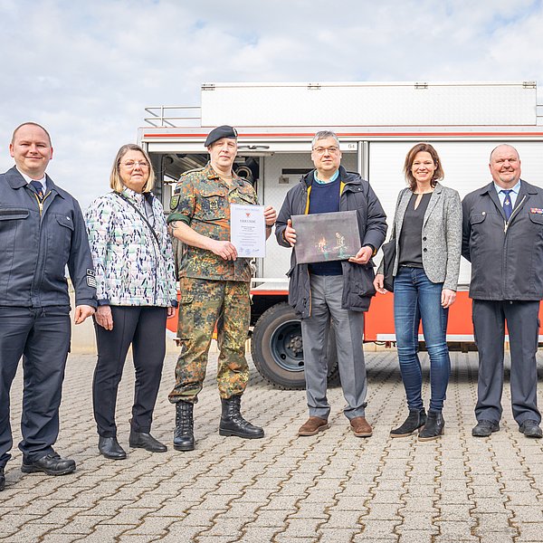 v. l. Stadtbrandinspektor Matthias Schmidt, Stadträtin Ingrid Cammerzell, André Kempel von der Reservistenkameradschaft Hanau, Sergiy Dragan vom ukrainischen Generalkonsulat, Bürgermeisterin Sylvia Braun und Roßdorfs Wehrführer Mathias Möller