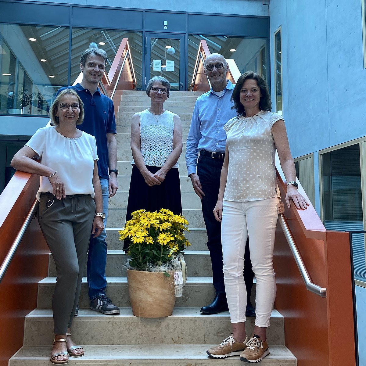 Auf dem Foto v.l.n.r.: Anke Spachovsky und Michael Serchen, beide Personalservice, die Jubilarin Christel Barth, Stv. FB-Leiter Stefan Waag, Bürgermeisterin Sylvia Braun