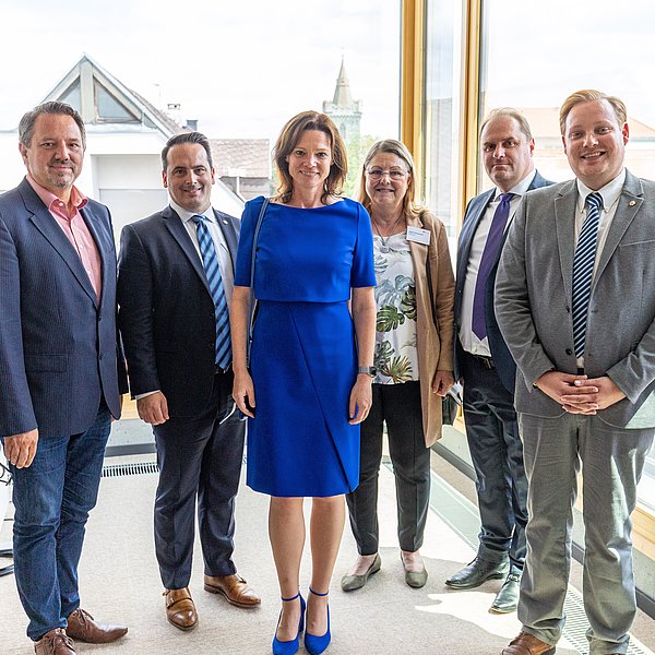 Auf dem Foto von links nach rechts: György Muity, Christopher Varin, Bürgermeisterin Sylvia Braun, Stadträtin Ingrid Cammerzell, Tamás Baksai, Alexandre Louis