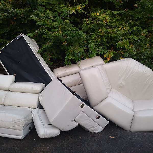 Illegal entsorgte Couch-Garnitur