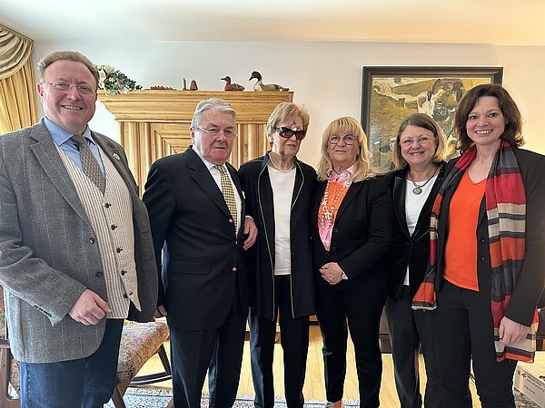 Bürgermeisterin Sylvia Braun (von links), Stadträtin Ingrid Cammerzell und Traude Viel mit Helga und Hans Ludwig Beeser sowie Guido Rötzler bei der Ehrung im Hause Beeser.