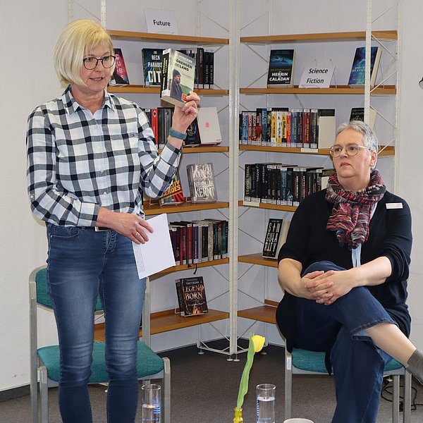Christine Rauschenbach und Sabine Broßmann, Mitarbeiterinen der Stadtbibliothek
