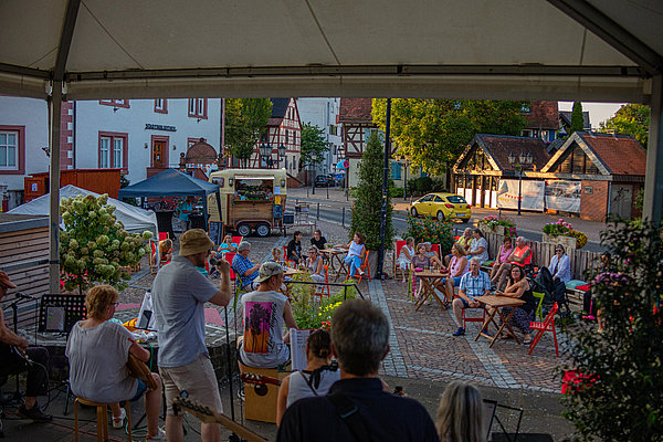 Sommer auf dem Freien Platz