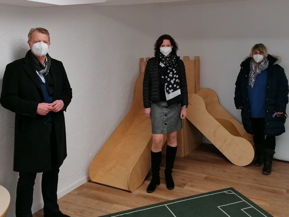 Herr Kalski, Bürgermeisterin Braun und Tagesmutter Frau Seng