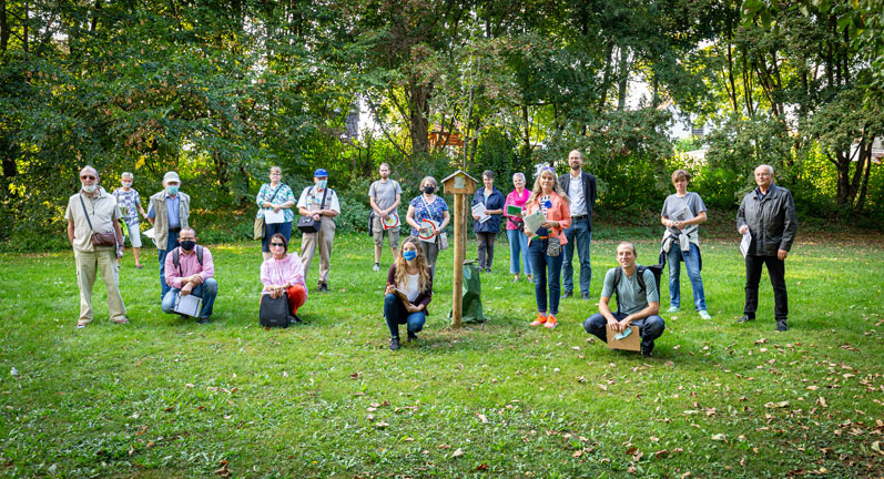 Gruppenbild mit Bürgern auf einer Wiese im krebsbach Park, die am Rundgang durch das Fördergebiet teilgenommen haben.