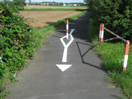 Am Radweg wurden Markierungen an Pollern zum Schutz vor Zusammenstößen angebracht.